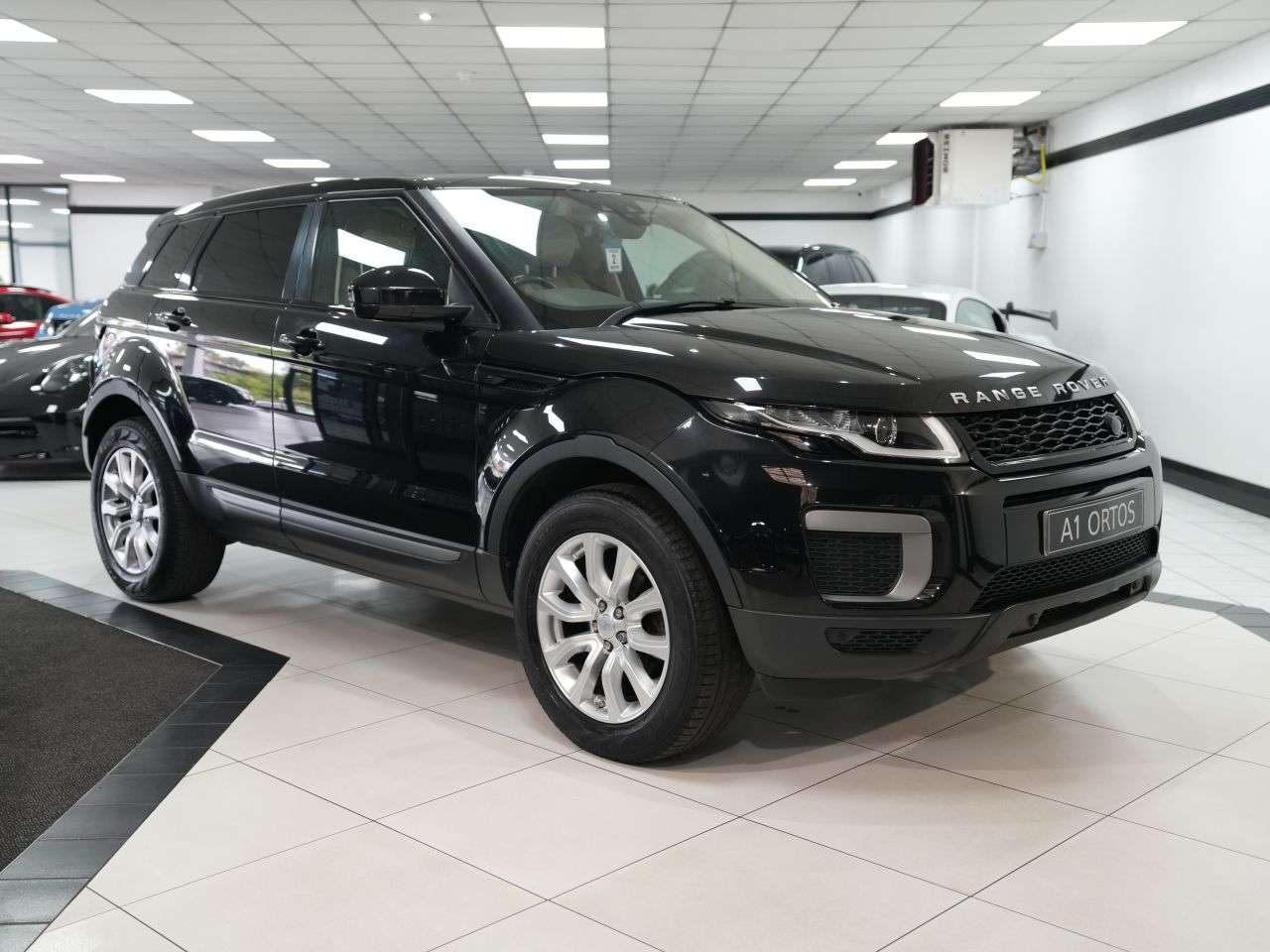 A 2017 LAND ROVER RANGE ROVER EVOQUE 2.0 eD4 SE SUV 5dr Diesel Manual FWD Euro 6 (s/s) (150 ps) 1 FORMER KEEPER A 2017 LAND ROVER RANGE ROVER EVOQUE 2.0 eD4 SE SUV 5dr Diesel Manual FWD Euro 6 (s/s) (150 ps) 1 FORMER KEEPER