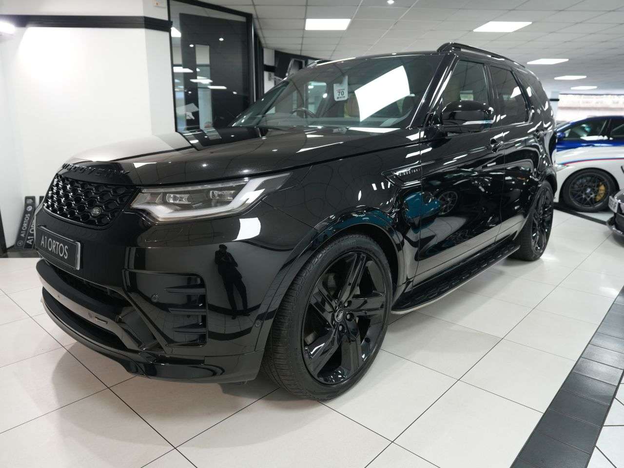 A 2023 LAND ROVER DISCOVERY 3.0 D300 MHEV R-Dynamic HSE SUV 5dr Diesel Auto 4WD Euro 6 (s/s) (300 ps) O A 2023 LAND ROVER DISCOVERY 3.0 D300 MHEV R-Dynamic HSE SUV 5dr Diesel Auto 4WD Euro 6 (s/s) (300 ps) O