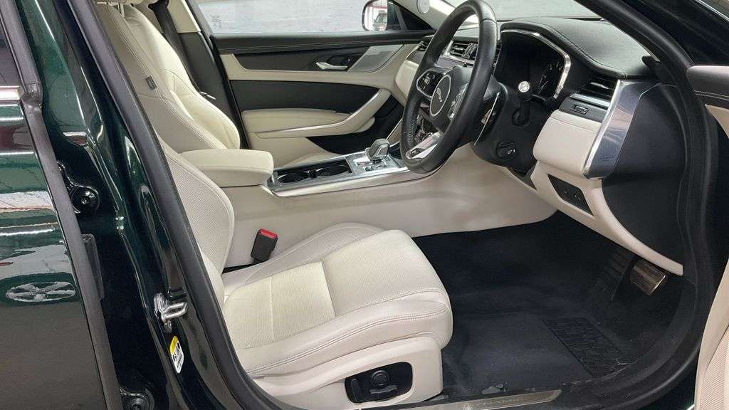 A 2023 JAGUAR XF 2.0 D200 MHEV R-Dynamic SE Saloon 4dr Diesel Auto Euro 6 (s/s) (204 ps) STU A 2023 JAGUAR XF 2.0 D200 MHEV R-Dynamic SE Saloon 4dr Diesel Auto Euro 6 (s/s) (204 ps) STU