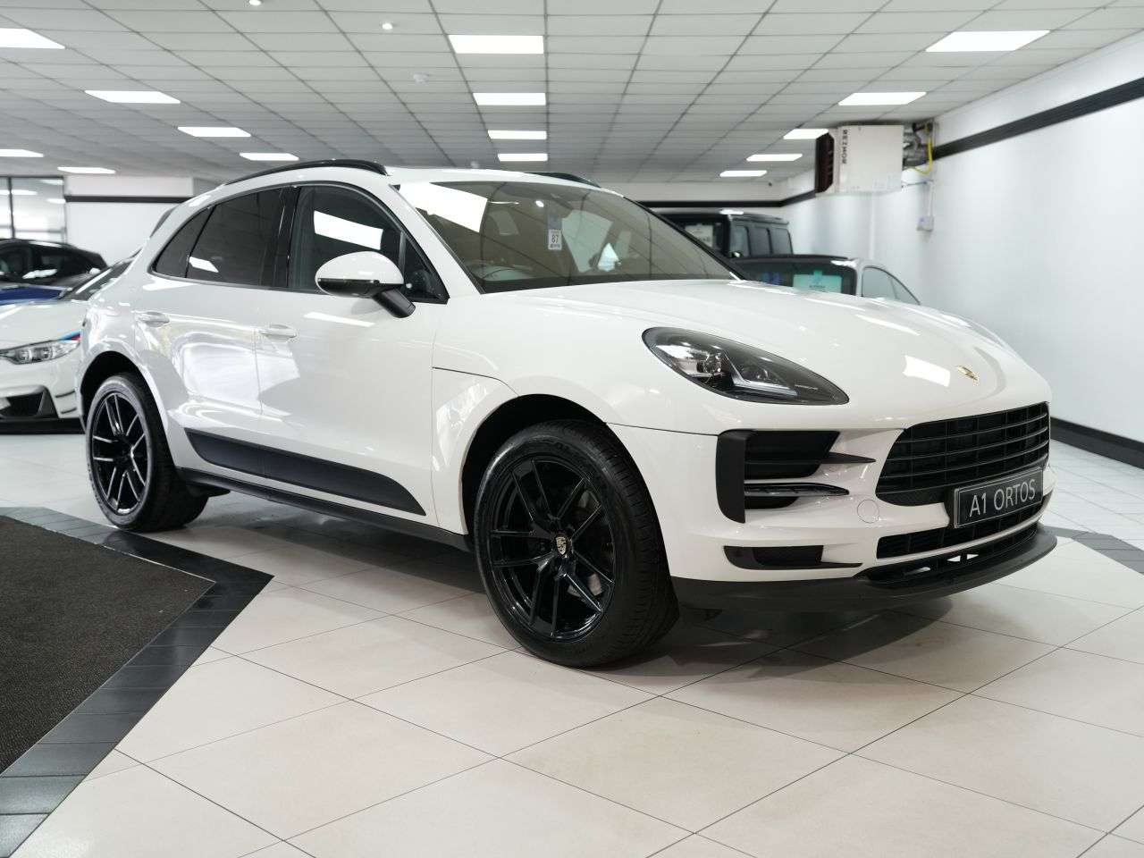 A 2018 PORSCHE MACAN 2.0T SUV 5dr Petrol PDK 4WD Euro 6 (s/s) (245 ps) 1 FORMER KEEPER + PORSCHE A 2018 PORSCHE MACAN 2.0T SUV 5dr Petrol PDK 4WD Euro 6 (s/s) (245 ps) 1 FORMER KEEPER + PORSCHE