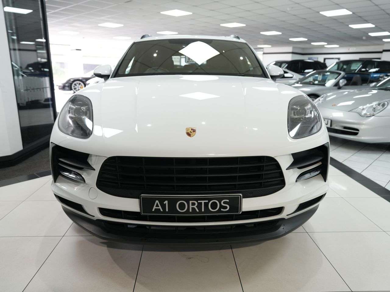 A 2018 PORSCHE MACAN 2.0T SUV 5dr Petrol PDK 4WD Euro 6 (s/s) (245 ps) 1 FORMER KEEPER + PORSCHE A 2018 PORSCHE MACAN 2.0T SUV 5dr Petrol PDK 4WD Euro 6 (s/s) (245 ps) 1 FORMER KEEPER + PORSCHE