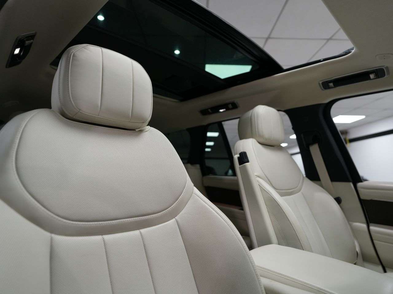 A 2023 LAND ROVER RANGE ROVER 3.0 D300 MHEV SE SUV 5dr Diesel Auto 4WD Euro 6 (s/s) (300 ps) FULL LAND RO A 2023 LAND ROVER RANGE ROVER 3.0 D300 MHEV SE SUV 5dr Diesel Auto 4WD Euro 6 (s/s) (300 ps) FULL LAND RO