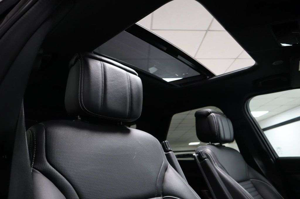 A 2023 LAND ROVER DISCOVERY 3.0 D300 MHEV Metropolitan Edition SUV 5dr Diesel Auto 4WD Euro 6 (s/s) (30 A 2023 LAND ROVER DISCOVERY 3.0 D300 MHEV Metropolitan Edition SUV 5dr Diesel Auto 4WD Euro 6 (s/s) (30