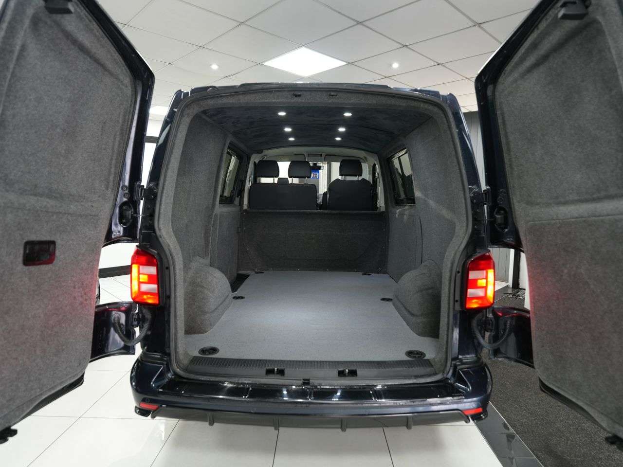 A 2019 VOLKSWAGEN TRANSPORTER 2.0 BiTDI T32 BlueMotion Tech Highline DSG FWD SWB Euro 6 (s/s) (204 ps) BE A 2019 VOLKSWAGEN TRANSPORTER 2.0 BiTDI T32 BlueMotion Tech Highline DSG FWD SWB Euro 6 (s/s) (204 ps) BE