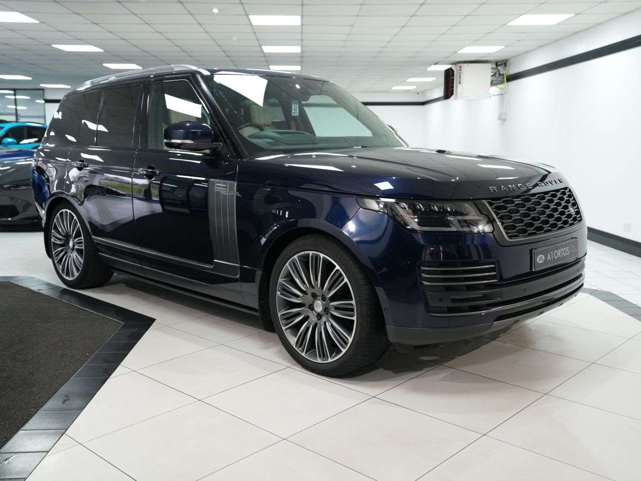 A 2019 LAND ROVER RANGE ROVER 3.0 SD V6 Autobiography SUV 5dr Diesel Auto 4WD Euro 6 (s/s) (275 ps) BEAUT A 2019 LAND ROVER RANGE ROVER 3.0 SD V6 Autobiography SUV 5dr Diesel Auto 4WD Euro 6 (s/s) (275 ps) BEAUT