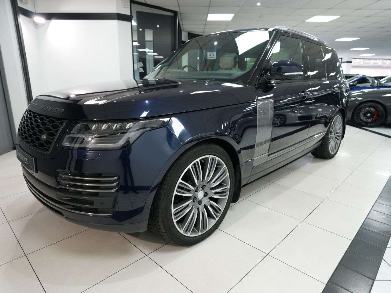 A 2019 LAND ROVER RANGE ROVER 3.0 SD V6 Autobiography SUV 5dr Diesel Auto 4WD Euro 6 (s/s) (275 ps) BEAUT A 2019 LAND ROVER RANGE ROVER 3.0 SD V6 Autobiography SUV 5dr Diesel Auto 4WD Euro 6 (s/s) (275 ps) BEAUT