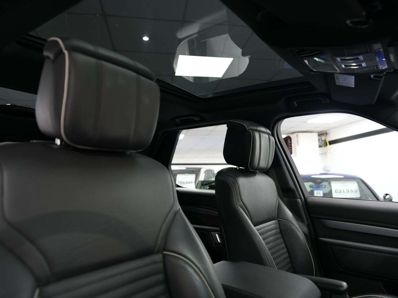 A 2021 LAND ROVER DISCOVERY 3.0 D300 MHEV R-Dynamic HSE SUV 5dr Diesel Auto 4WD Euro 6 (s/s) (300 ps) 1 A 2021 LAND ROVER DISCOVERY 3.0 D300 MHEV R-Dynamic HSE SUV 5dr Diesel Auto 4WD Euro 6 (s/s) (300 ps) 1