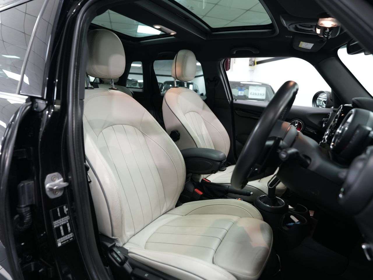 A 2019 MINI HATCH 2.0 Cooper S Exclusive Hatchback 5dr Petrol Steptronic Euro 6 (s/s) (192 ps A 2019 MINI HATCH 2.0 Cooper S Exclusive Hatchback 5dr Petrol Steptronic Euro 6 (s/s) (192 ps