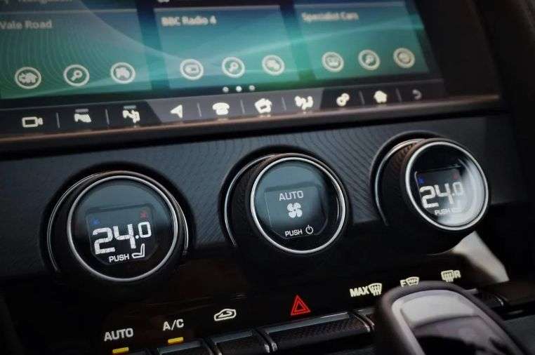 2018 JAGUAR F-TYPE 2018 JAGUAR F-TYPE