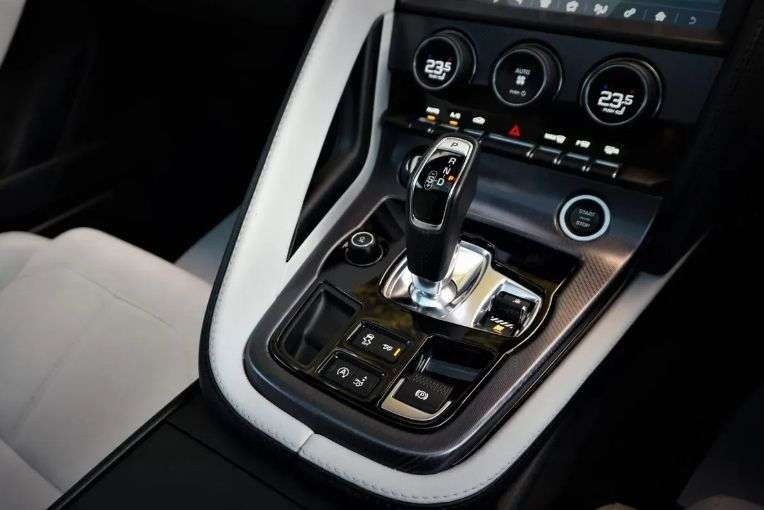 2018 JAGUAR F-TYPE 2018 JAGUAR F-TYPE