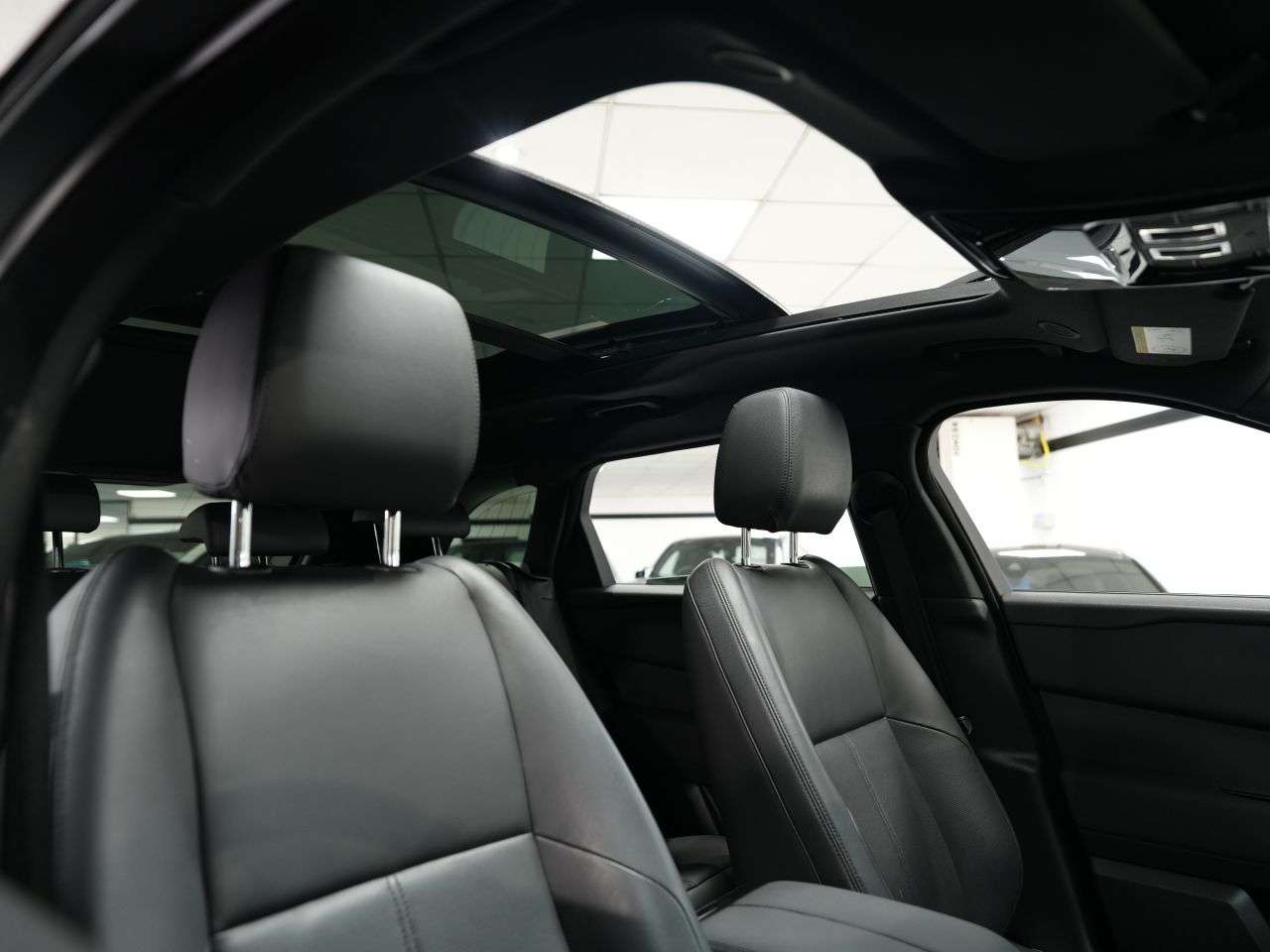 A 2023 LAND ROVER RANGE ROVER VELAR 3.0 D300 MHEV Dynamic SE SUV 5dr Diesel Auto 4WD Euro 6 (s/s) (300 ps) 1 OW A 2023 LAND ROVER RANGE ROVER VELAR 3.0 D300 MHEV Dynamic SE SUV 5dr Diesel Auto 4WD Euro 6 (s/s) (300 ps) 1 OW
