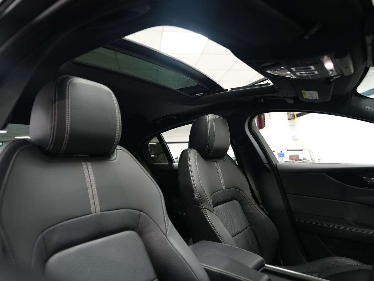 A 2023 JAGUAR XE 2.0 D200 MHEV R-Dynamic SE Black Saloon 4dr Diesel Auto Euro 6 (s/s) (204 p A 2023 JAGUAR XE 2.0 D200 MHEV R-Dynamic SE Black Saloon 4dr Diesel Auto Euro 6 (s/s) (204 p