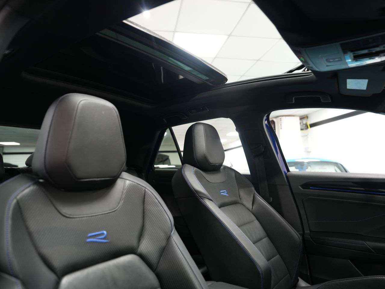 A 2022 VOLKSWAGEN T-ROC 2.0 TSI R SUV 5dr Petrol DSG 4Motion Euro 6 (s/s) (300 ps) 1 OWNER + STUNNI A 2022 VOLKSWAGEN T-ROC 2.0 TSI R SUV 5dr Petrol DSG 4Motion Euro 6 (s/s) (300 ps) 1 OWNER + STUNNI