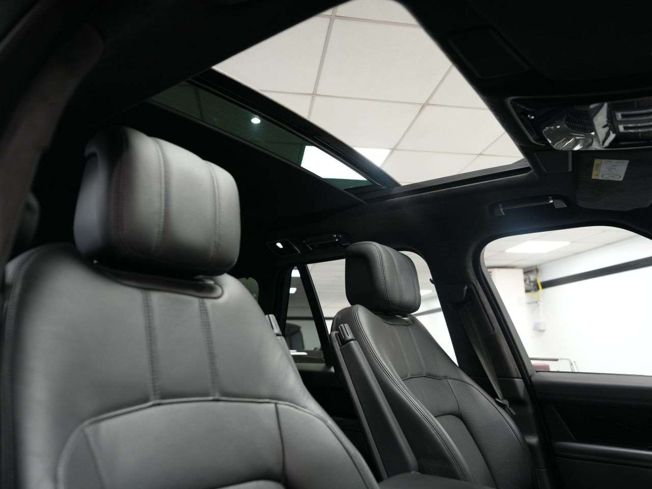 A 2021 LAND ROVER RANGE ROVER 3.0 D300 MHEV Westminster Black SUV 5dr Diesel Auto 4WD Euro 6 (s/s) (300 p A 2021 LAND ROVER RANGE ROVER 3.0 D300 MHEV Westminster Black SUV 5dr Diesel Auto 4WD Euro 6 (s/s) (300 p