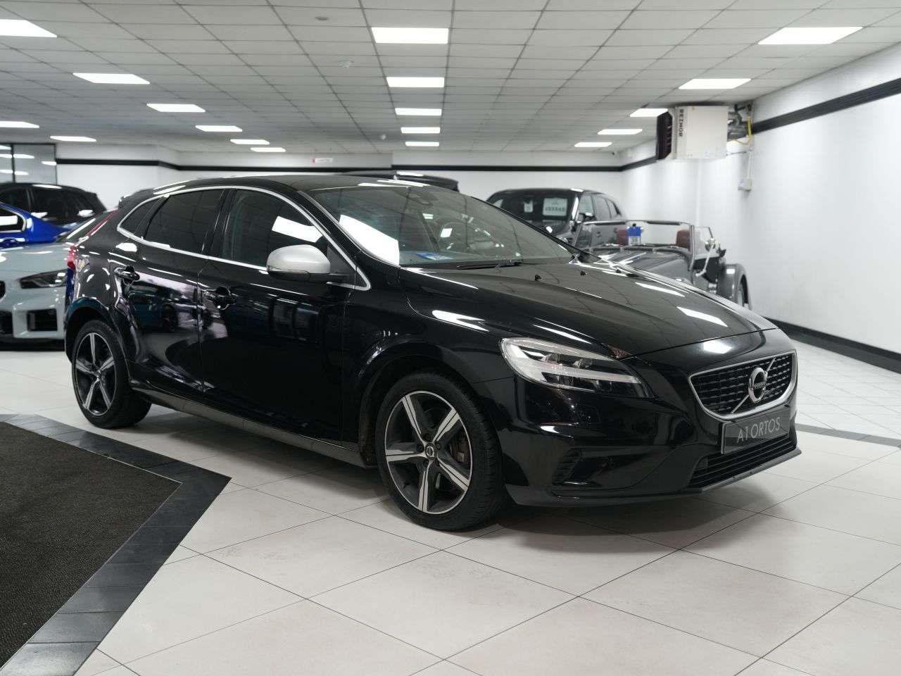 A 2019 VOLVO V40 1.5 T3 R-Design Edition Hatchback 5dr Petrol Auto Euro 6 (s/s) (152 ps) BE A 2019 VOLVO V40 1.5 T3 R-Design Edition Hatchback 5dr Petrol Auto Euro 6 (s/s) (152 ps) BE