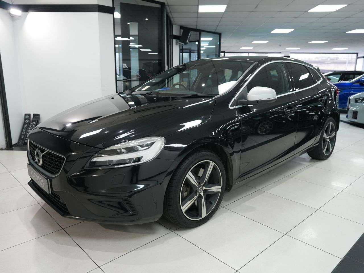 A 2019 VOLVO V40 1.5 T3 R-Design Edition Hatchback 5dr Petrol Auto Euro 6 (s/s) (152 ps) BE A 2019 VOLVO V40 1.5 T3 R-Design Edition Hatchback 5dr Petrol Auto Euro 6 (s/s) (152 ps) BE