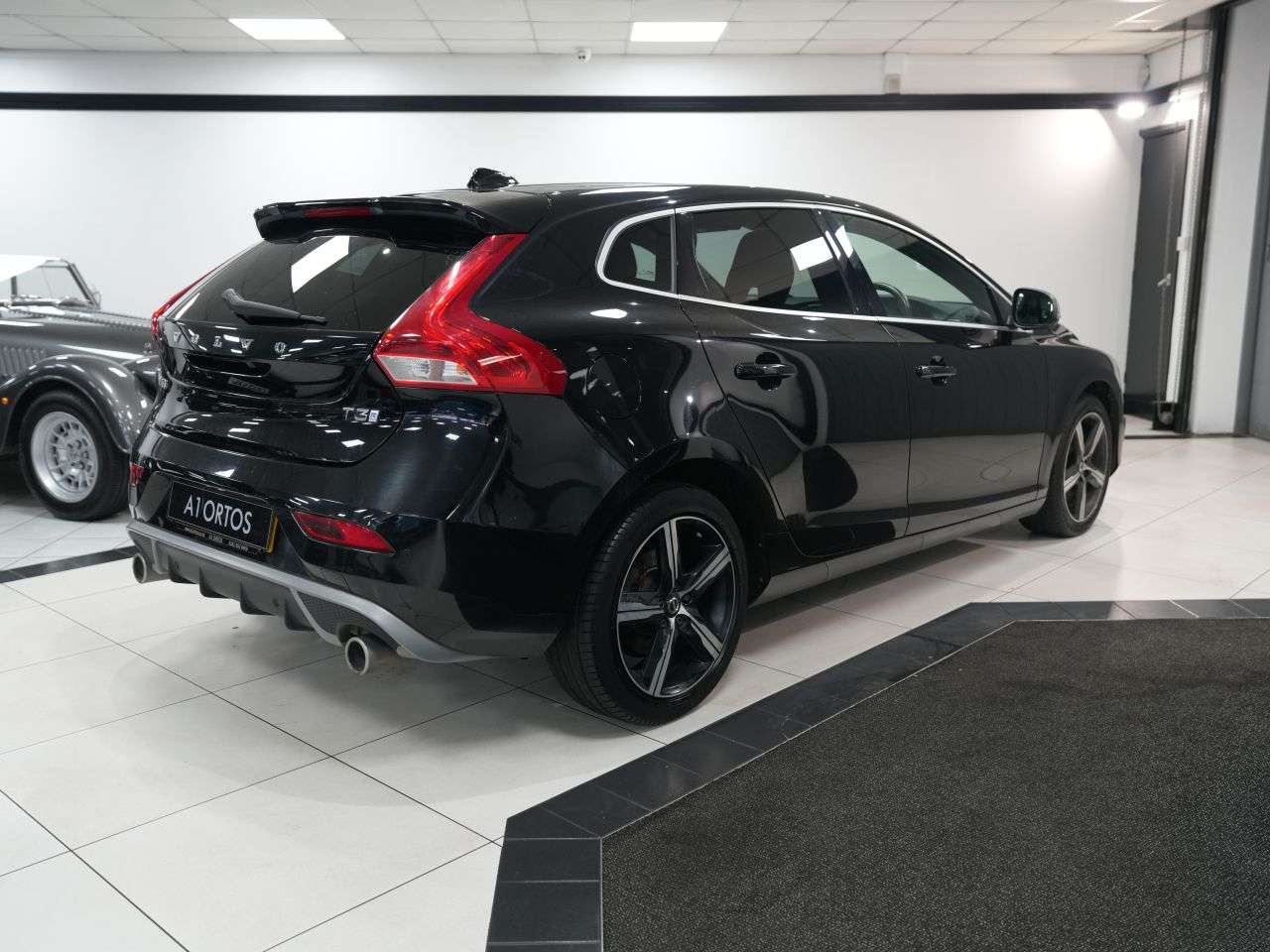2019 VOLVO V40 2019 VOLVO V40