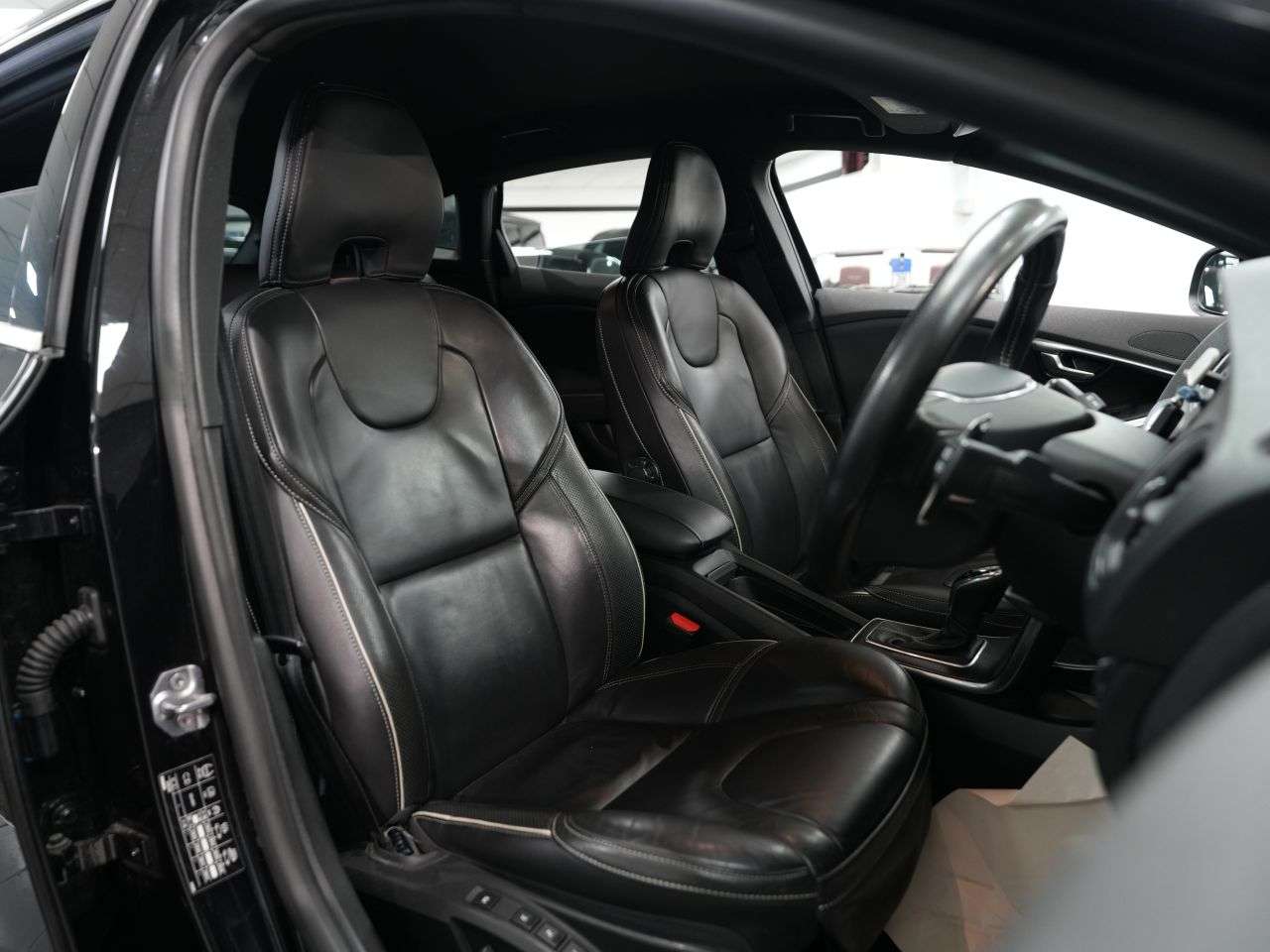 A 2019 VOLVO V40 1.5 T3 R-Design Edition Hatchback 5dr Petrol Auto Euro 6 (s/s) (152 ps) BE A 2019 VOLVO V40 1.5 T3 R-Design Edition Hatchback 5dr Petrol Auto Euro 6 (s/s) (152 ps) BE
