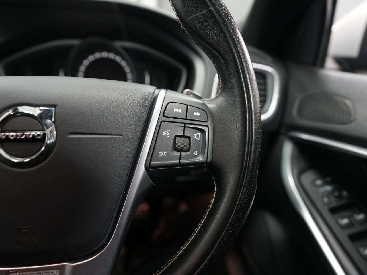 2019 VOLVO V40 2019 VOLVO V40