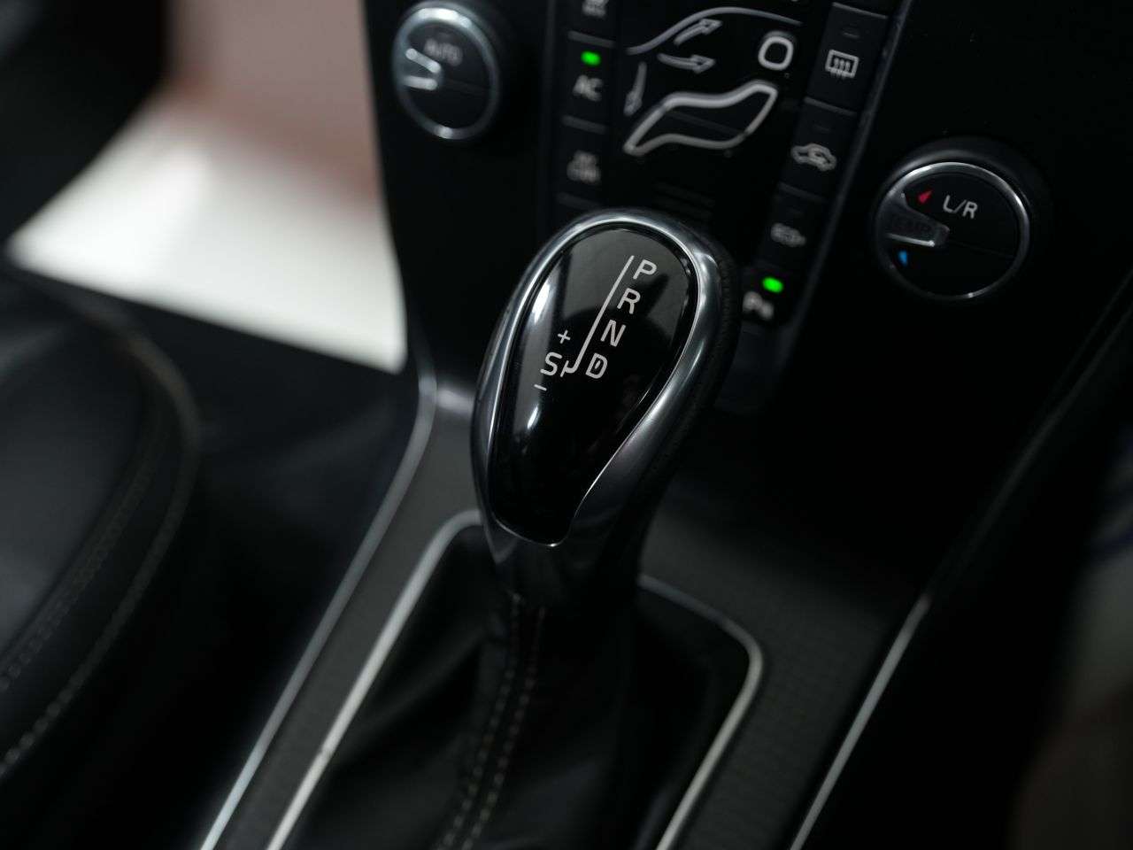 2019 VOLVO V40 2019 VOLVO V40