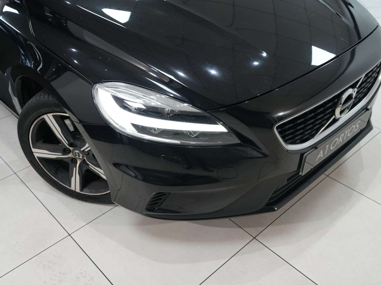 2019 VOLVO V40 2019 VOLVO V40