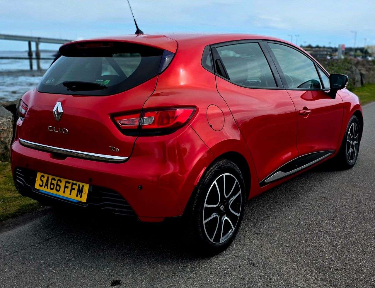A 2016 RENAULT CLIO 0.9 TCe Dynamique Nav Hatchback 5dr Petrol Manual Euro 6 (s/s) (90 ps) A 2016 RENAULT CLIO 0.9 TCe Dynamique Nav Hatchback 5dr Petrol Manual Euro 6 (s/s) (90 ps)