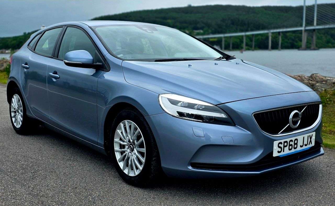 A 2018 VOLVO V40 2.0 T2 GPF Momentum Hatchback 5dr Petrol Manual Euro 6 (s/s) (122 ps) A 2018 VOLVO V40 2.0 T2 GPF Momentum Hatchback 5dr Petrol Manual Euro 6 (s/s) (122 ps)