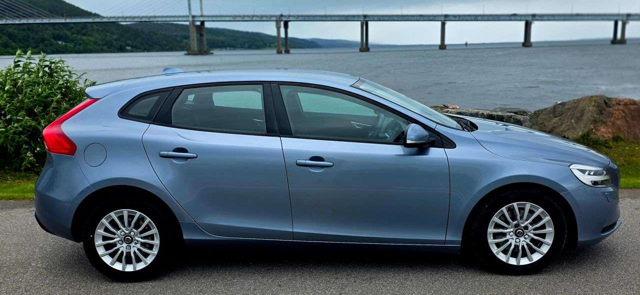A 2018 VOLVO V40 2.0 T2 GPF Momentum Hatchback 5dr Petrol Manual Euro 6 (s/s) (122 ps) A 2018 VOLVO V40 2.0 T2 GPF Momentum Hatchback 5dr Petrol Manual Euro 6 (s/s) (122 ps)