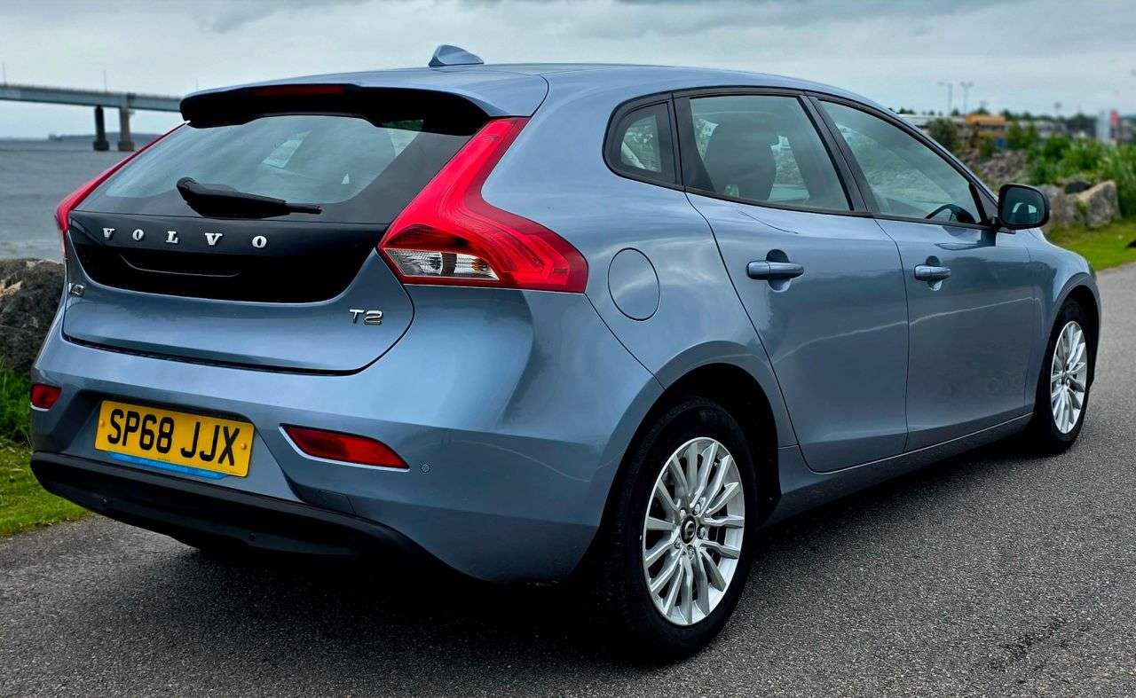 A 2018 VOLVO V40 2.0 T2 GPF Momentum Hatchback 5dr Petrol Manual Euro 6 (s/s) (122 ps) A 2018 VOLVO V40 2.0 T2 GPF Momentum Hatchback 5dr Petrol Manual Euro 6 (s/s) (122 ps)