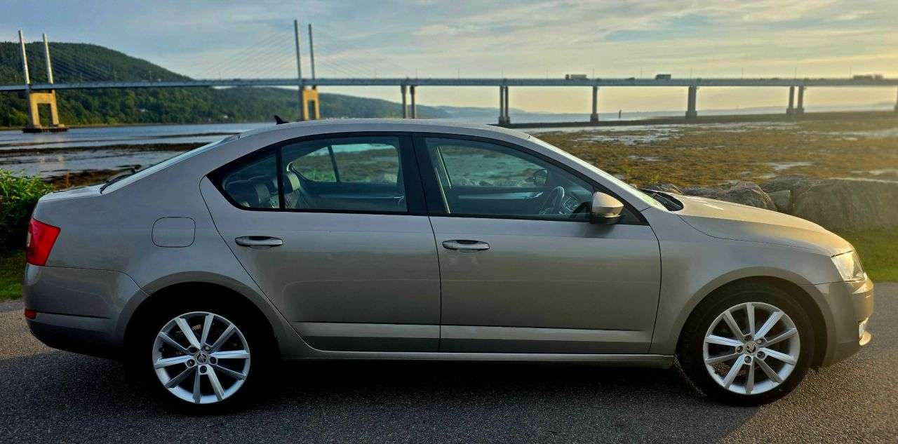 A 2015 SKODA OCTAVIA 1.6 TDI Elegance Hatchback 5dr Diesel Manual Euro 5 (s/s) (105 ps) A 2015 SKODA OCTAVIA 1.6 TDI Elegance Hatchback 5dr Diesel Manual Euro 5 (s/s) (105 ps)