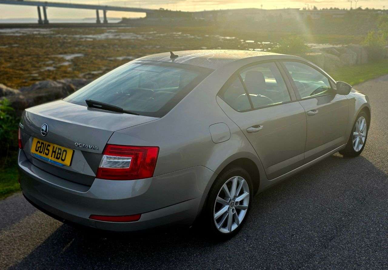 A 2015 SKODA OCTAVIA 1.6 TDI Elegance Hatchback 5dr Diesel Manual Euro 5 (s/s) (105 ps) A 2015 SKODA OCTAVIA 1.6 TDI Elegance Hatchback 5dr Diesel Manual Euro 5 (s/s) (105 ps)