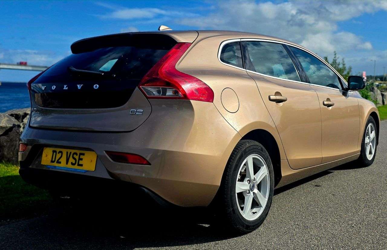 A 2014 VOLVO V40 1.6 D2 SE Hatchback 5dr Diesel Manual Euro 5 (s/s) (115 ps) A 2014 VOLVO V40 1.6 D2 SE Hatchback 5dr Diesel Manual Euro 5 (s/s) (115 ps)