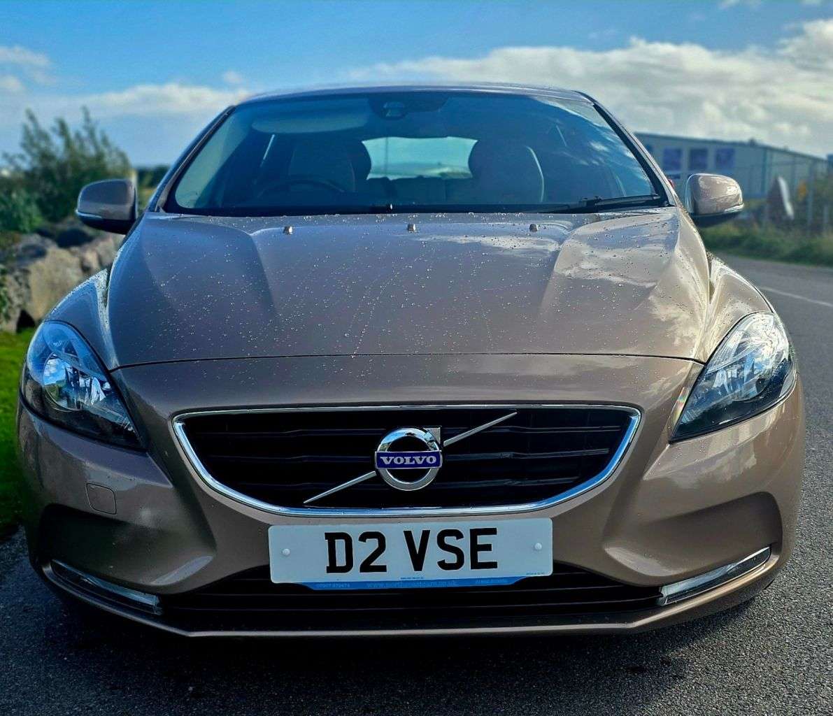 2014 VOLVO V40 2014 VOLVO V40