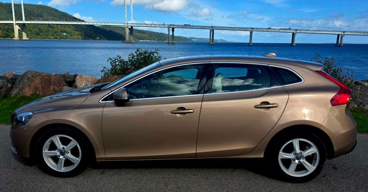 2014 VOLVO V40 2014 VOLVO V40