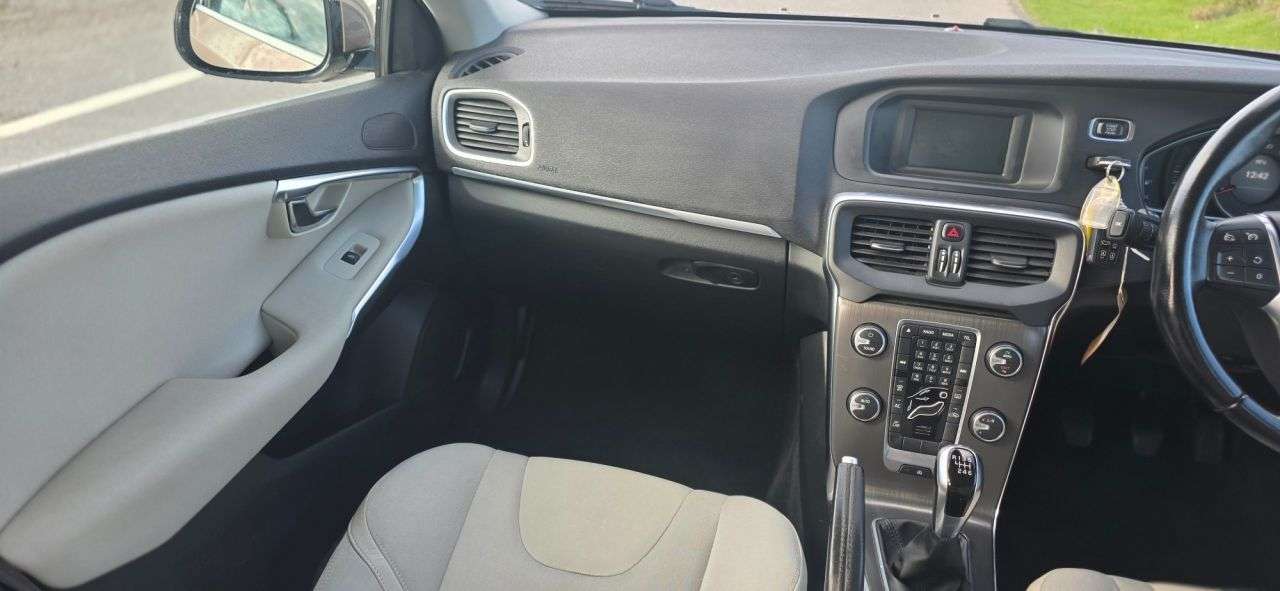 2014 VOLVO V40 2014 VOLVO V40