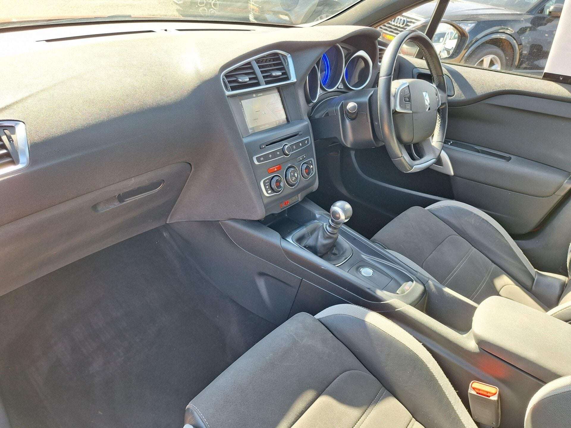 A 2016 DS DS 4 1.6 BlueHDi Crossback Euro 6 (s/s) 5dr A 2016 DS DS 4 1.6 BlueHDi Crossback Euro 6 (s/s) 5dr