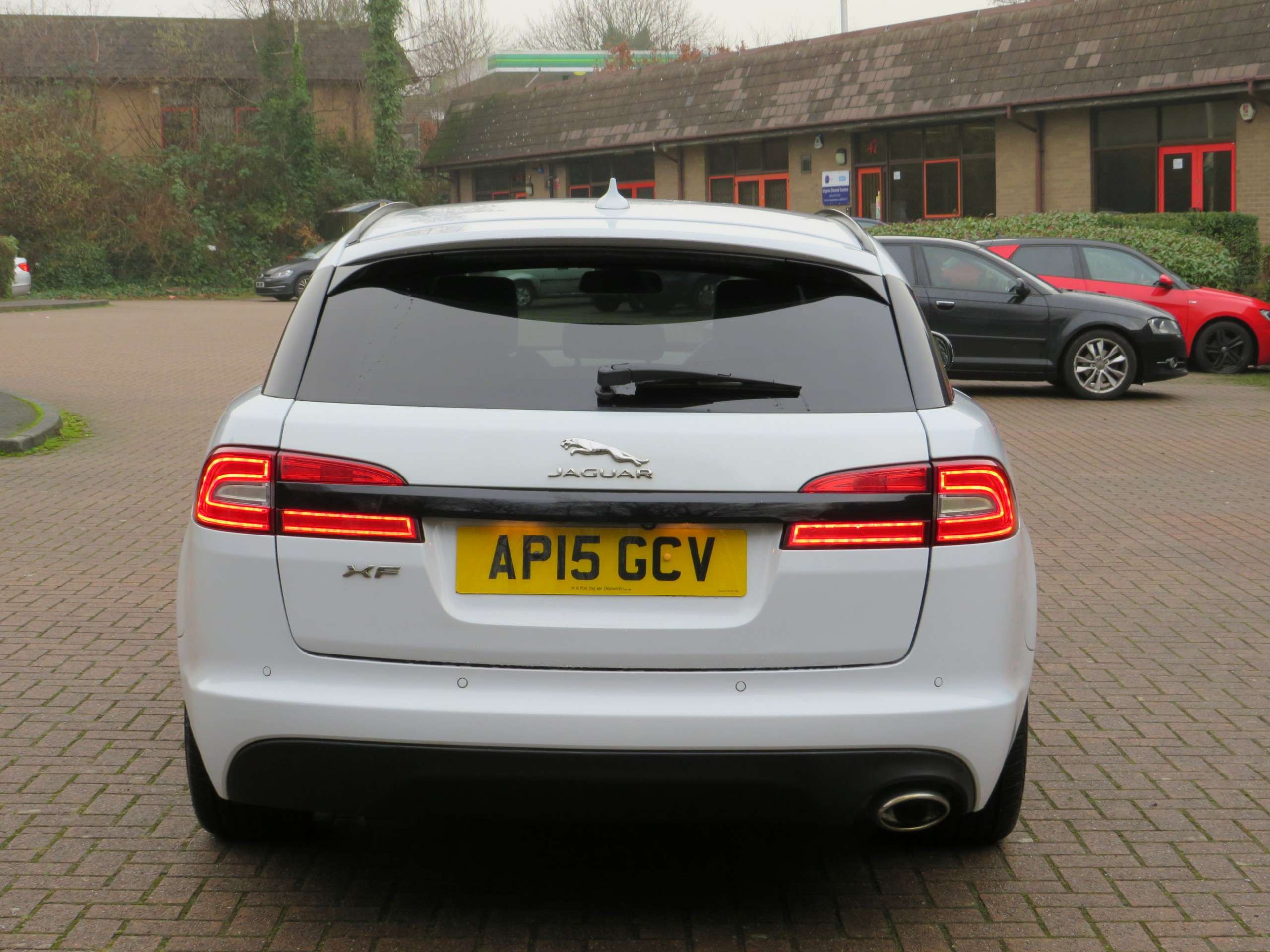 A 2015 JAGUAR XF 2.2d R-Sport Black Sportbrake 5dr Diesel Auto Euro 5 (s/s) (200 ps) A 2015 JAGUAR XF 2.2d R-Sport Black Sportbrake 5dr Diesel Auto Euro 5 (s/s) (200 ps)