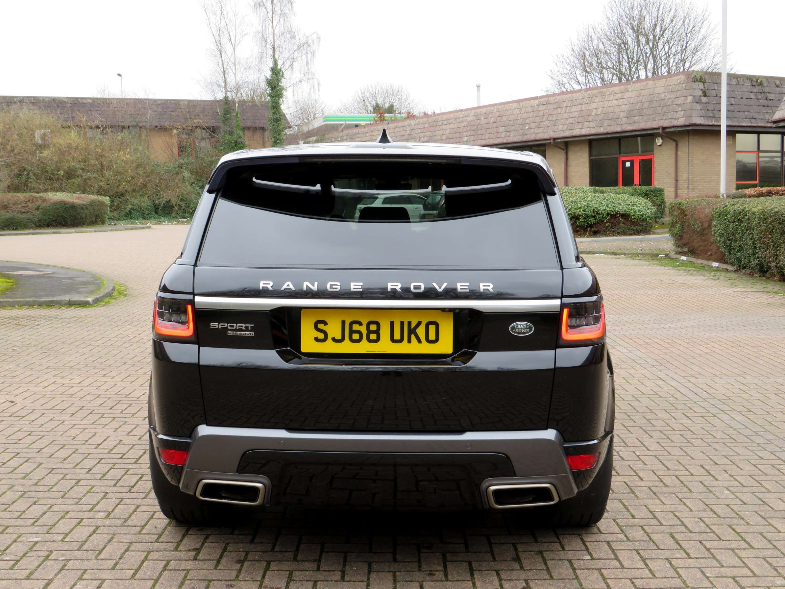 A 2018 LAND ROVER RANGE ROVER SPORT 3.0 SD V6 HSE SUV 5dr Diesel Auto 4WD Euro 6 (s/s) (306 ps) A 2018 LAND ROVER RANGE ROVER SPORT 3.0 SD V6 HSE SUV 5dr Diesel Auto 4WD Euro 6 (s/s) (306 ps)