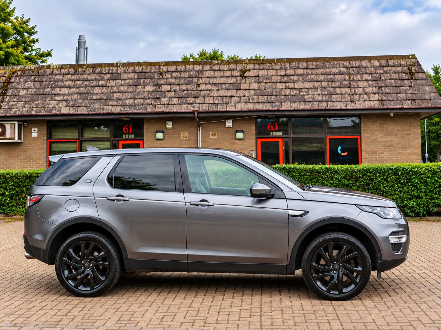 A 2017 LAND ROVER DISCOVERY SPORT 2.0 SD4 HSE Luxury SUV 5dr Diesel Auto 4WD Euro 6 (s/s) (240 ps) A 2017 LAND ROVER DISCOVERY SPORT 2.0 SD4 HSE Luxury SUV 5dr Diesel Auto 4WD Euro 6 (s/s) (240 ps)