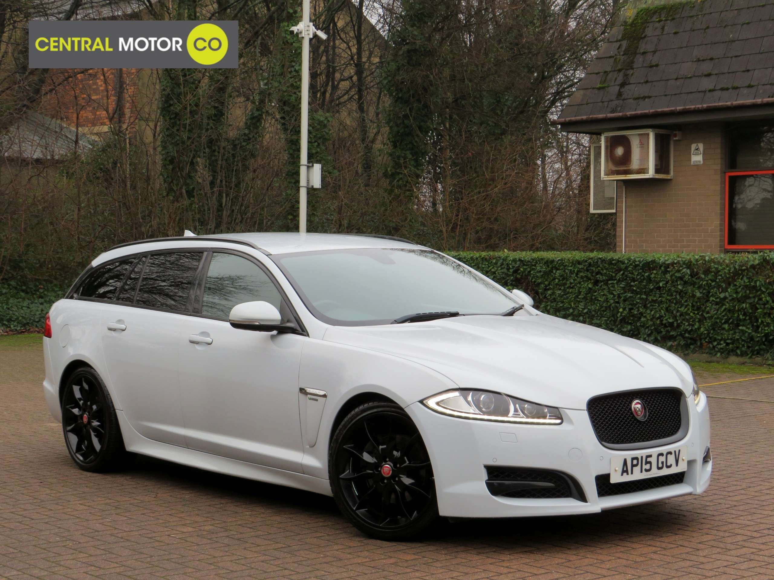 A 2015 JAGUAR XF 2.2d R-Sport Black Sportbrake 5dr Diesel Auto Euro 5 (s/s) (200 ps) A 2015 JAGUAR XF 2.2d R-Sport Black Sportbrake 5dr Diesel Auto Euro 5 (s/s) (200 ps)
