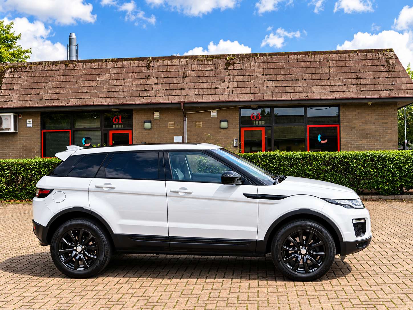 A 2017 LAND ROVER RANGE ROVER EVOQUE 2.0 TD4 SE Tech SUV 5dr Diesel Auto 4WD Euro 6 (s/s) (180 ps) A 2017 LAND ROVER RANGE ROVER EVOQUE 2.0 TD4 SE Tech SUV 5dr Diesel Auto 4WD Euro 6 (s/s) (180 ps)
