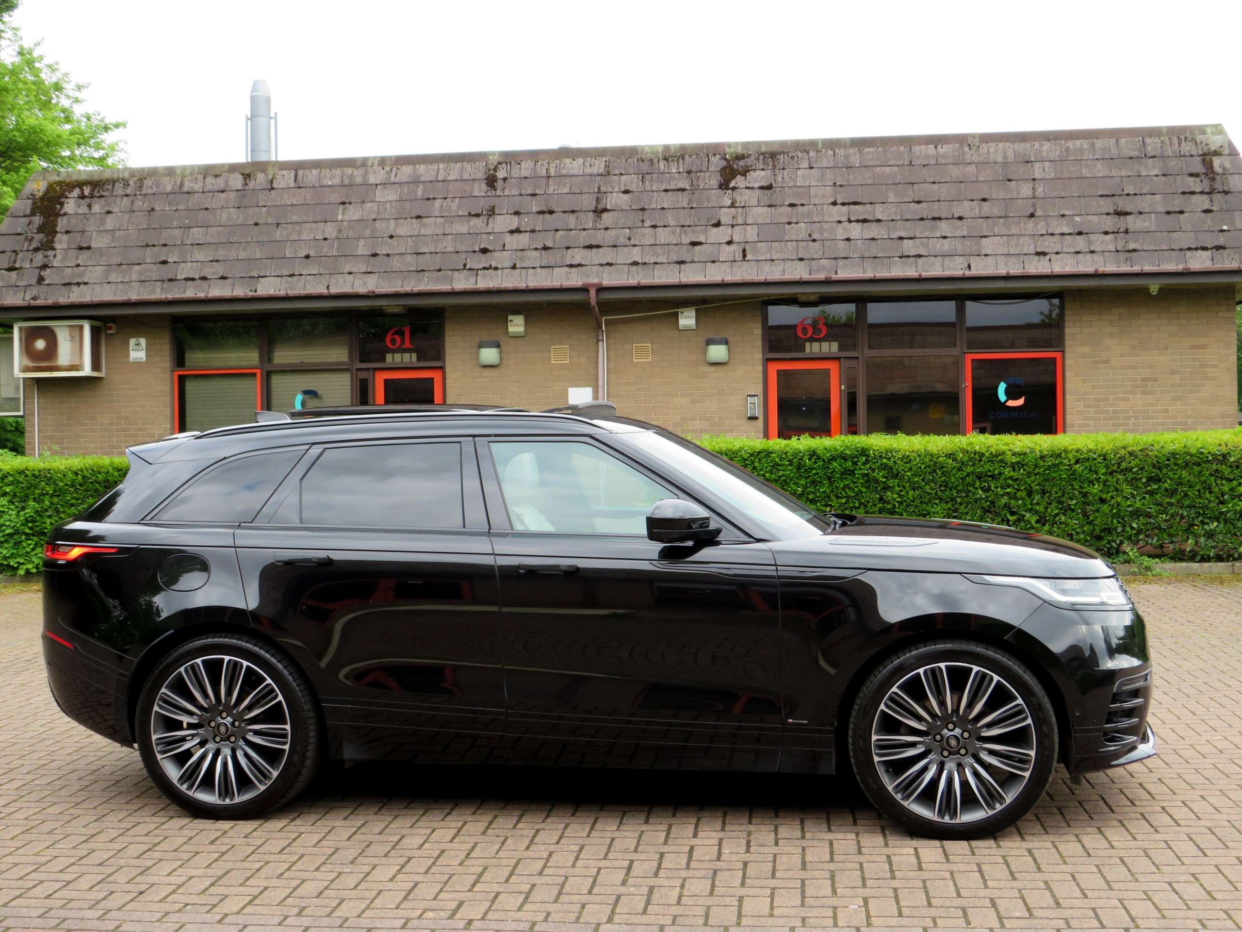 A 2021 LAND ROVER RANGE ROVER VELAR 2.0 D200 MHEV R-Dynamic SE SUV 5dr Diesel Auto 4WD Euro 6 (s/s) (204 ps) A 2021 LAND ROVER RANGE ROVER VELAR 2.0 D200 MHEV R-Dynamic SE SUV 5dr Diesel Auto 4WD Euro 6 (s/s) (204 ps)