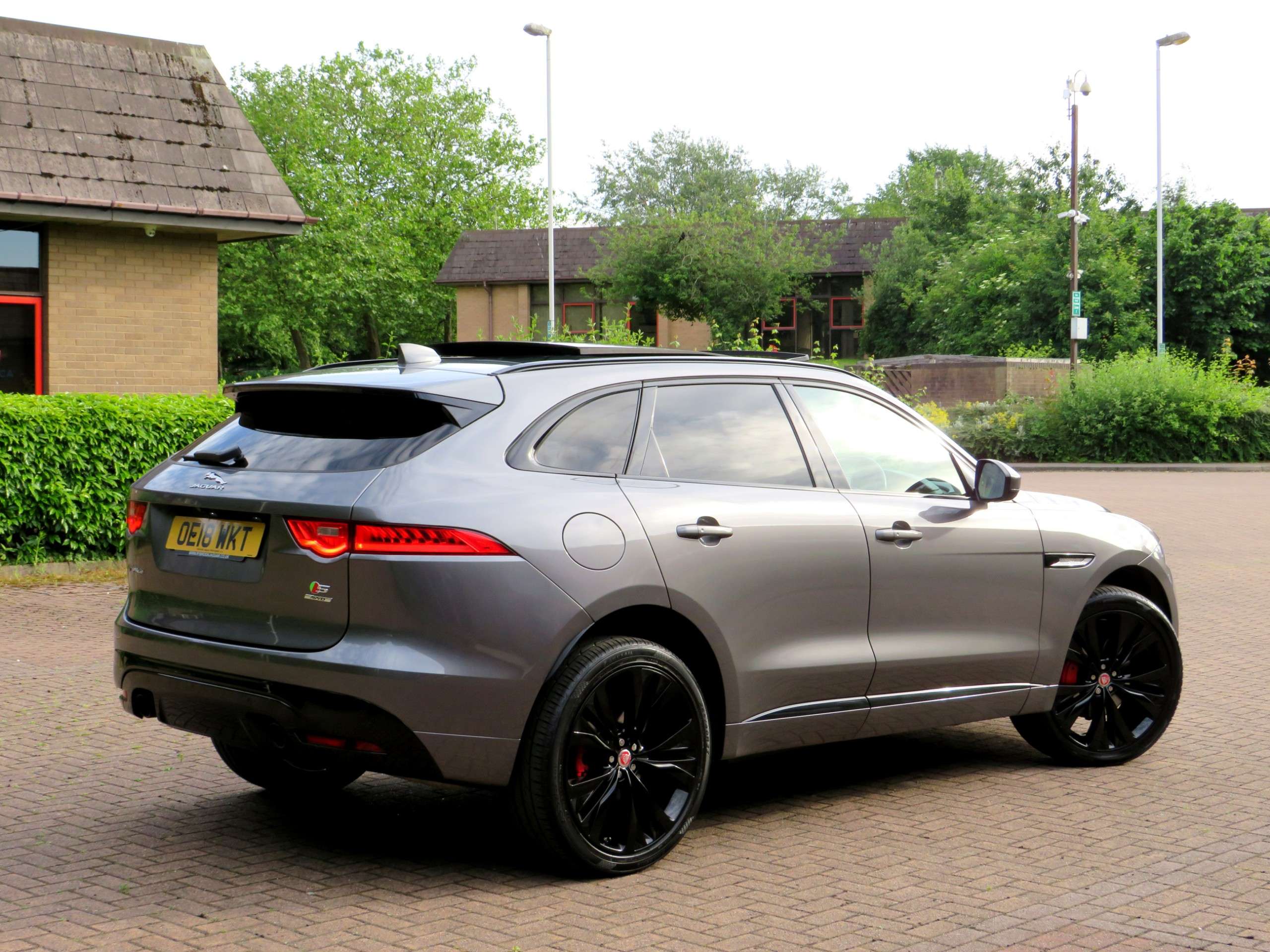 A 2018 JAGUAR F-PACE 3.0 D300 V6 S SUV 5dr Diesel Auto AWD Euro 6 (s/s) (300 ps) A 2018 JAGUAR F-PACE 3.0 D300 V6 S SUV 5dr Diesel Auto AWD Euro 6 (s/s) (300 ps)