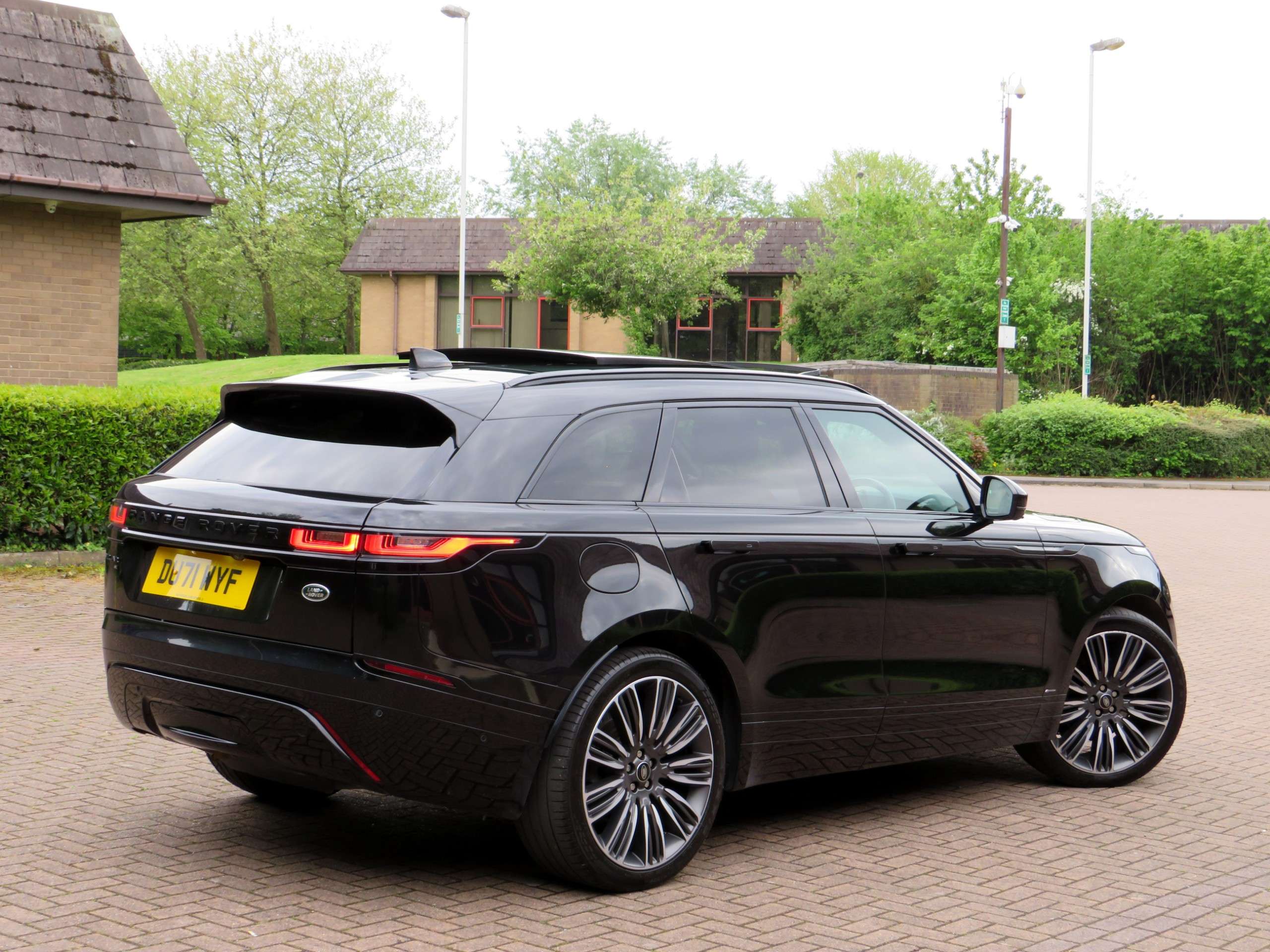 A 2021 LAND ROVER RANGE ROVER VELAR 2.0 D200 MHEV R-Dynamic SE SUV 5dr Diesel Auto 4WD Euro 6 (s/s) (204 ps) A 2021 LAND ROVER RANGE ROVER VELAR 2.0 D200 MHEV R-Dynamic SE SUV 5dr Diesel Auto 4WD Euro 6 (s/s) (204 ps)