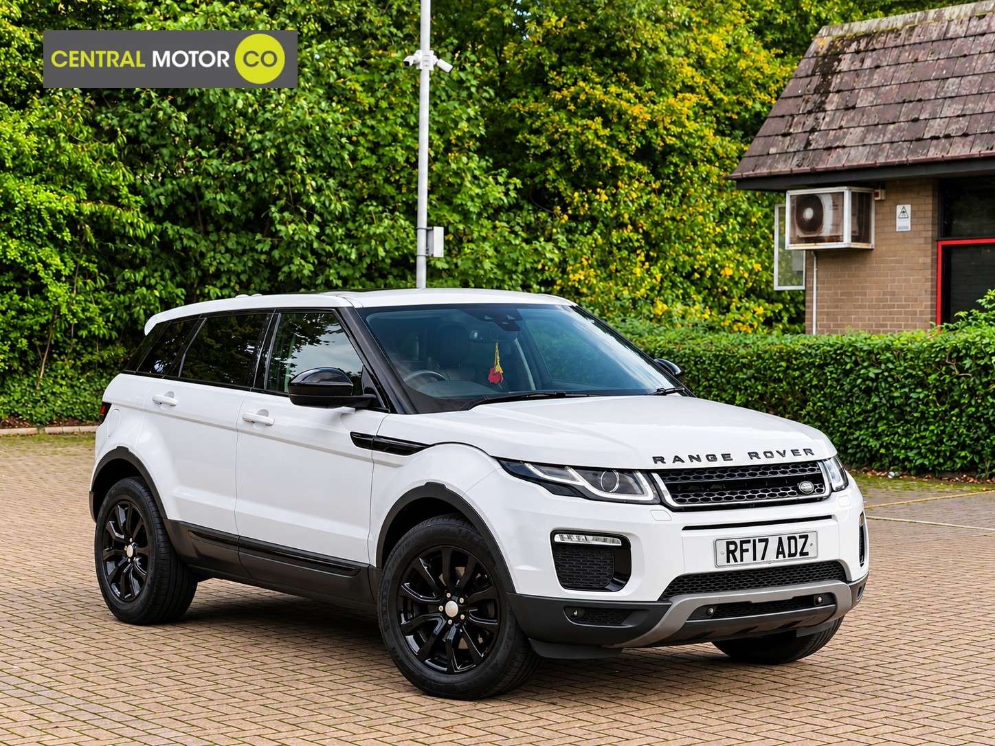 A 2017 LAND ROVER RANGE ROVER EVOQUE 2.0 TD4 SE Tech SUV 5dr Diesel Auto 4WD Euro 6 (s/s) (180 ps) A 2017 LAND ROVER RANGE ROVER EVOQUE 2.0 TD4 SE Tech SUV 5dr Diesel Auto 4WD Euro 6 (s/s) (180 ps)