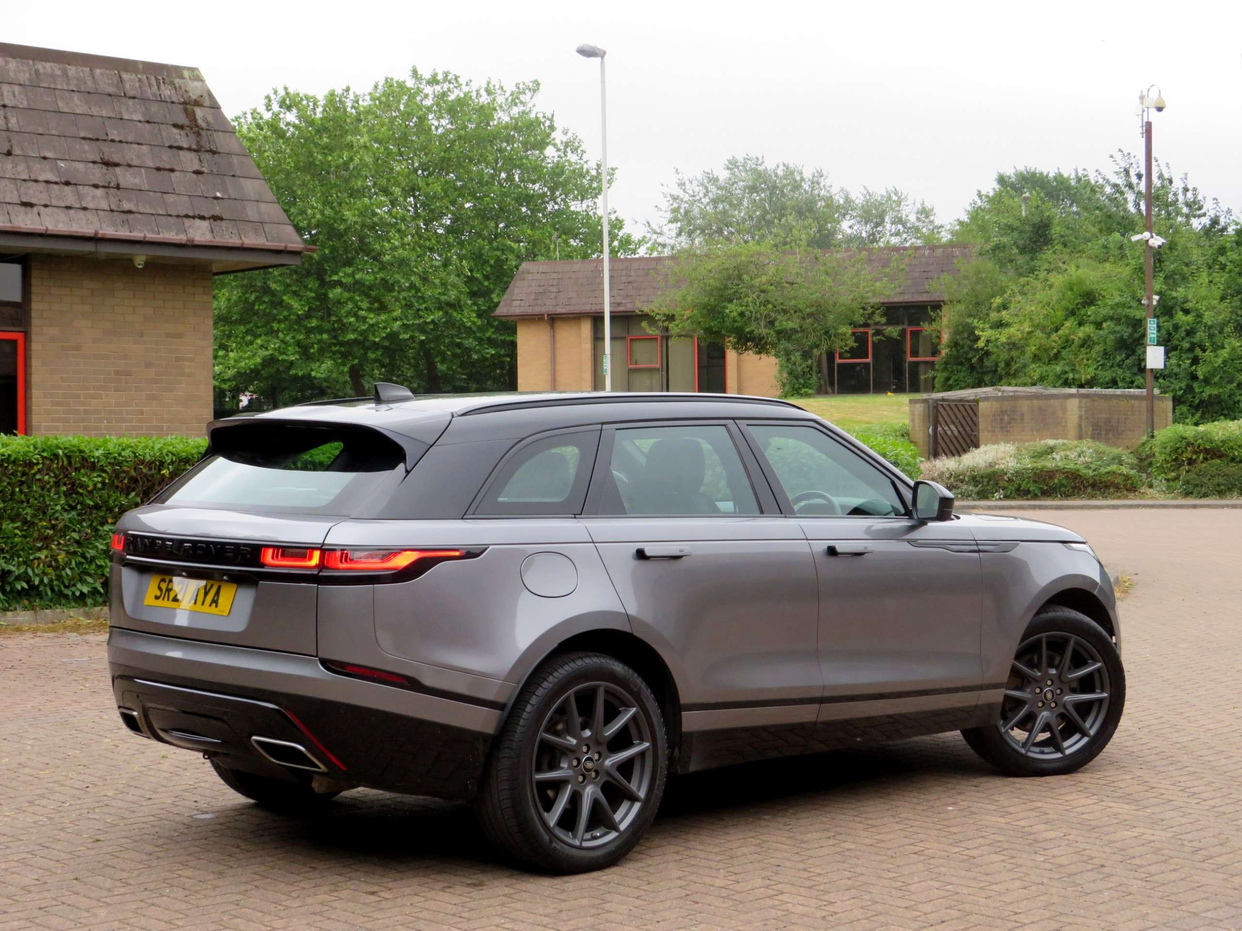 A 2021 LAND ROVER RANGE ROVER VELAR 3.0 D300 MHEV R-Dynamic SE SUV 5dr Diesel Auto 4WD Euro 6 (s/s) (300 ps) A 2021 LAND ROVER RANGE ROVER VELAR 3.0 D300 MHEV R-Dynamic SE SUV 5dr Diesel Auto 4WD Euro 6 (s/s) (300 ps)