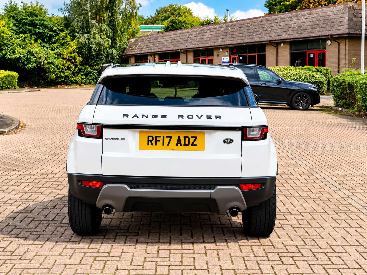 A 2017 LAND ROVER RANGE ROVER EVOQUE 2.0 TD4 SE Tech SUV 5dr Diesel Auto 4WD Euro 6 (s/s) (180 ps) A 2017 LAND ROVER RANGE ROVER EVOQUE 2.0 TD4 SE Tech SUV 5dr Diesel Auto 4WD Euro 6 (s/s) (180 ps)