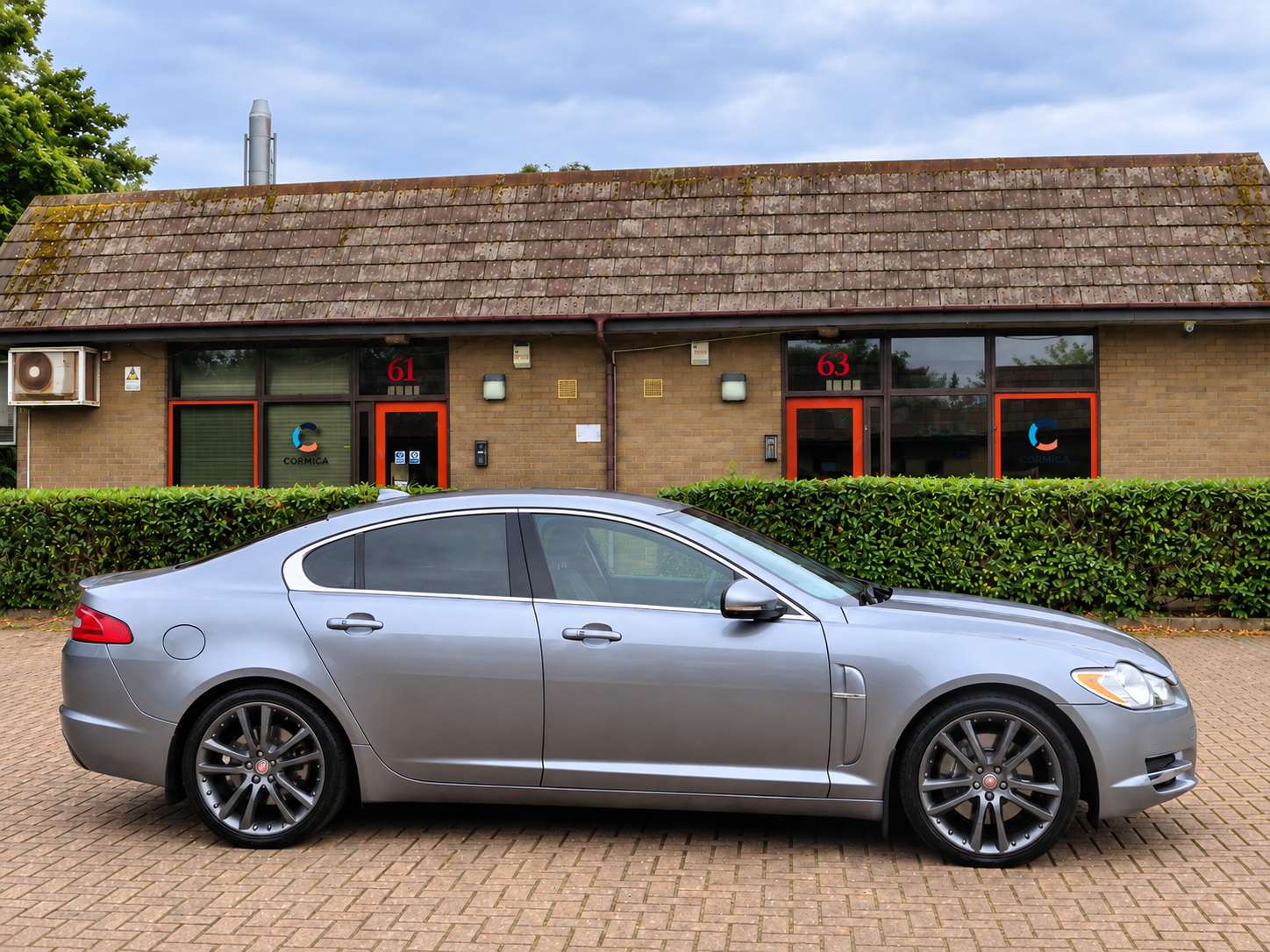 A 2009 JAGUAR XF 3.0d S V6 Premium Luxury Saloon 4dr Diesel Auto Euro 5 (275 ps) A 2009 JAGUAR XF 3.0d S V6 Premium Luxury Saloon 4dr Diesel Auto Euro 5 (275 ps)