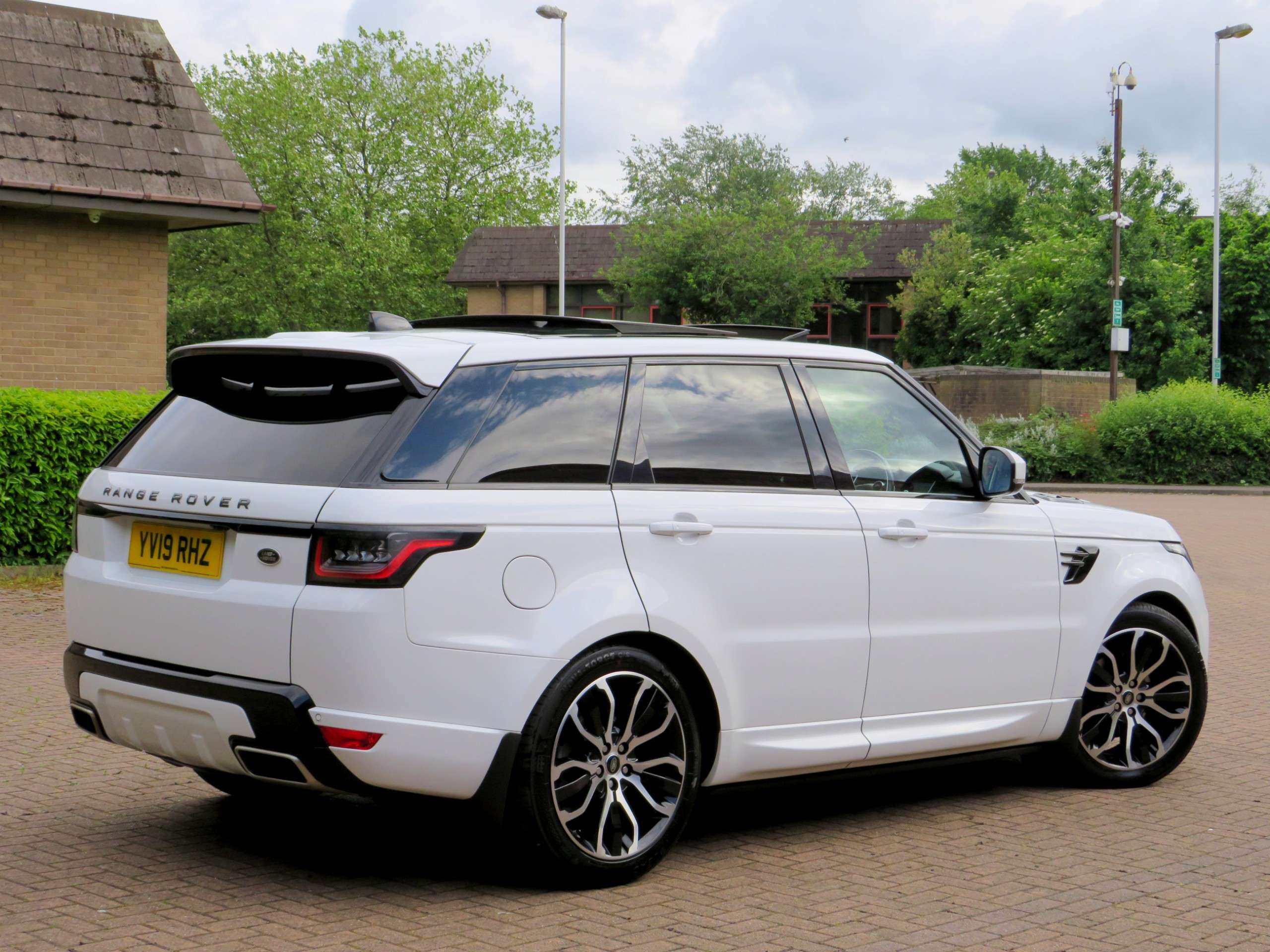 A 2019 LAND ROVER RANGE ROVER SPORT 3.0 SD V6 HSE Dynamic SUV 5dr Diesel Auto 4WD Euro 6 (s/s) (306 ps) A 2019 LAND ROVER RANGE ROVER SPORT 3.0 SD V6 HSE Dynamic SUV 5dr Diesel Auto 4WD Euro 6 (s/s) (306 ps)