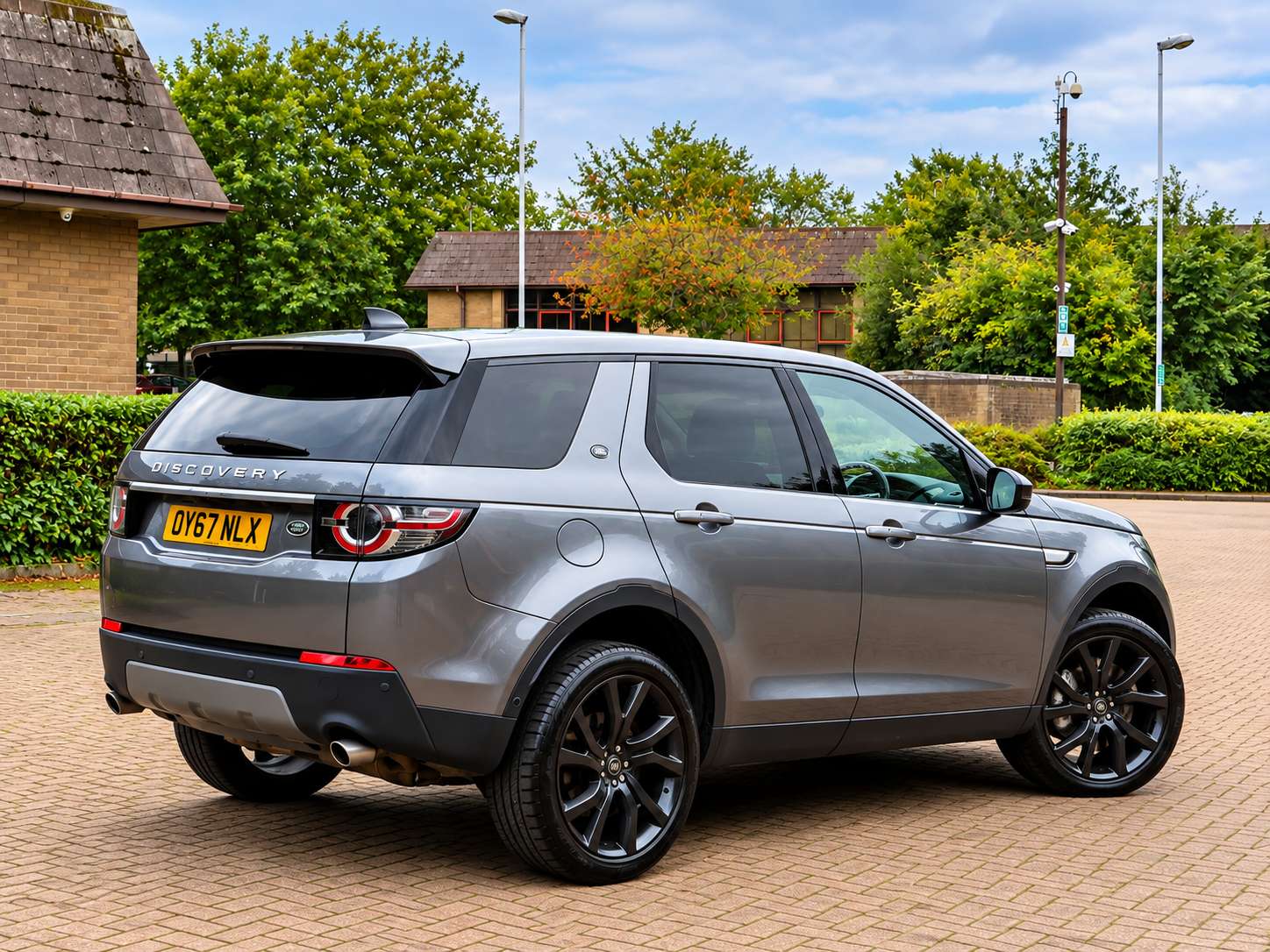 A 2017 LAND ROVER DISCOVERY SPORT 2.0 SD4 HSE Luxury SUV 5dr Diesel Auto 4WD Euro 6 (s/s) (240 ps) A 2017 LAND ROVER DISCOVERY SPORT 2.0 SD4 HSE Luxury SUV 5dr Diesel Auto 4WD Euro 6 (s/s) (240 ps)
